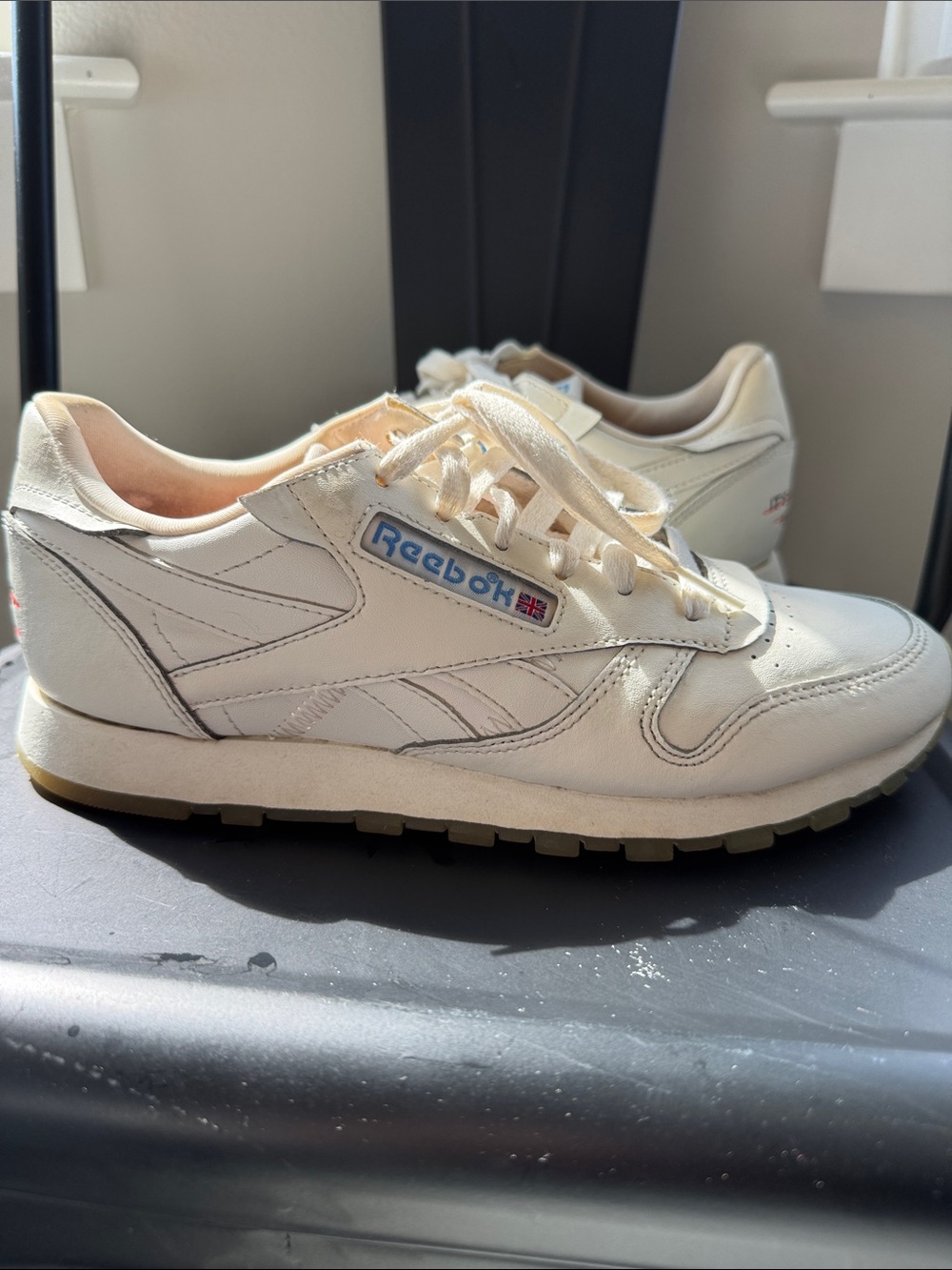 2019 women’s “its a man’s world” Reebok Off-White Leather Low-Top Sneakers 7.5
